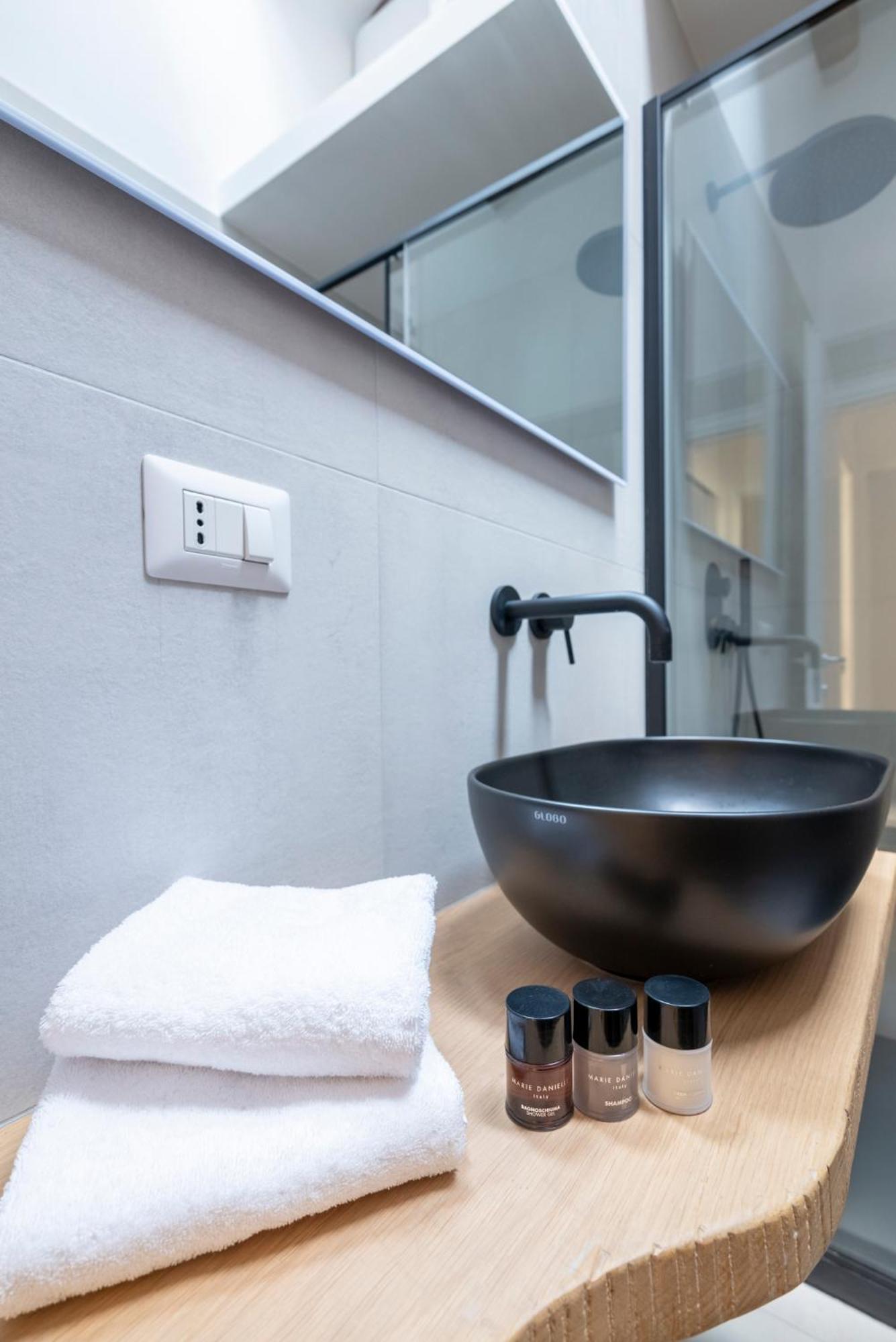 Aldrovandi Luxury Suites And Apartment Болоня Екстериор снимка